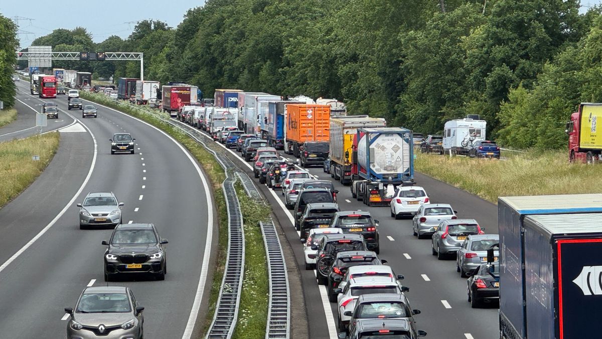 Afgevallen pallet beschadigt meerdere voertuigen op A2 bij Wessem: kilometers file