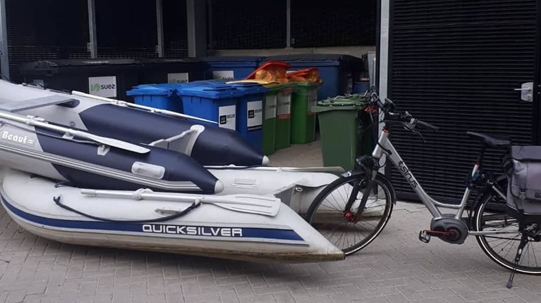 Agenten van politieteam Bergen op Zoom troffen twee gestolen bootjes en een elektrische fiets aan in Tholen