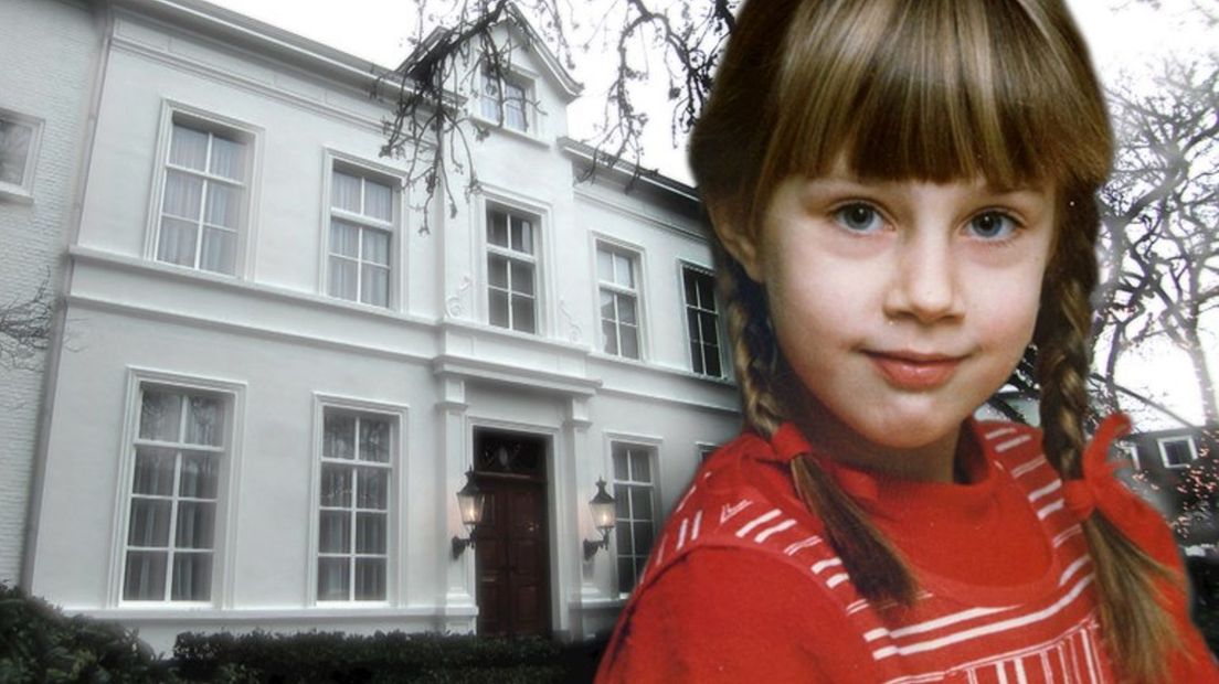 Hannelore als meisje voor het klooster van de sekte