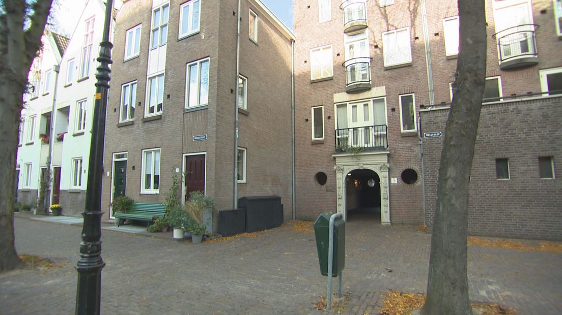 De onderdoorgang van de Prinsenplaats naar de Roggestraat waar de beroving plaatsvond