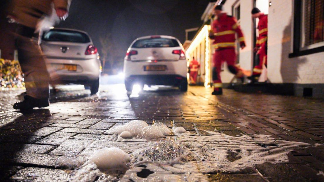 Borrelend zeepsop in de straat