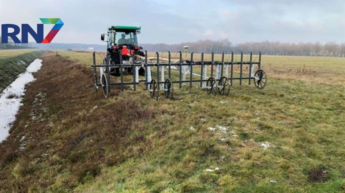 Een tractor beweegt de grondradar in het veld voort.