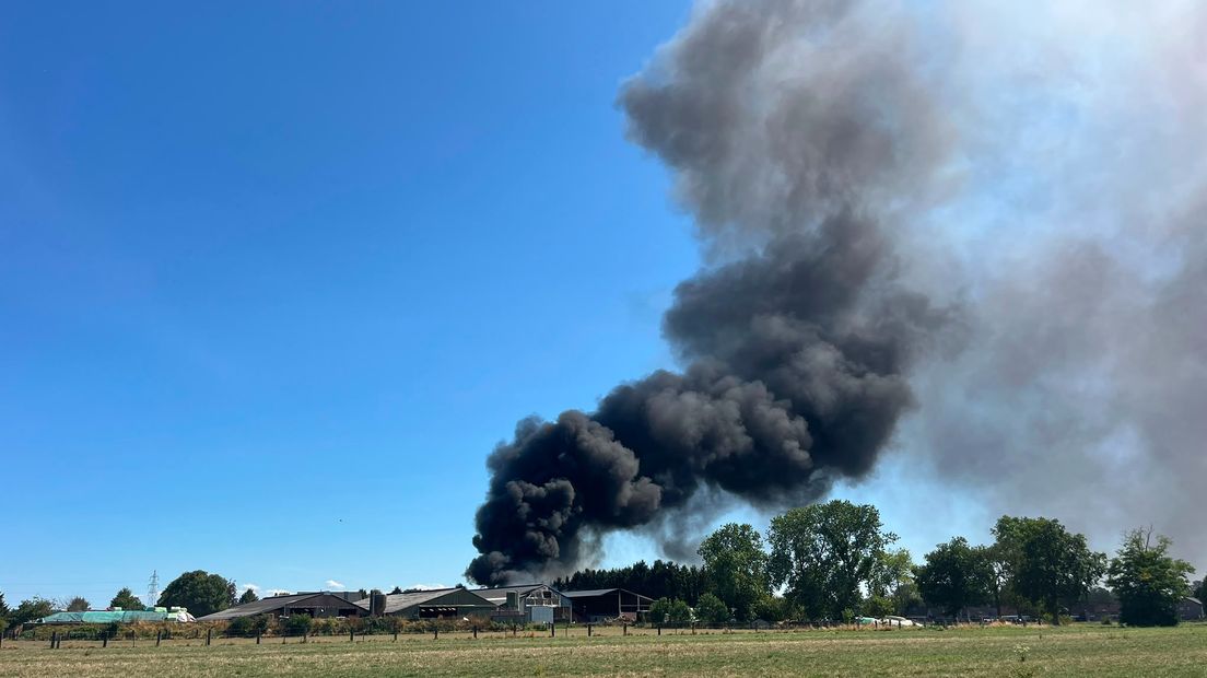 Zwarte rookwolken boven Maasmechelen en Zuid-Limburg