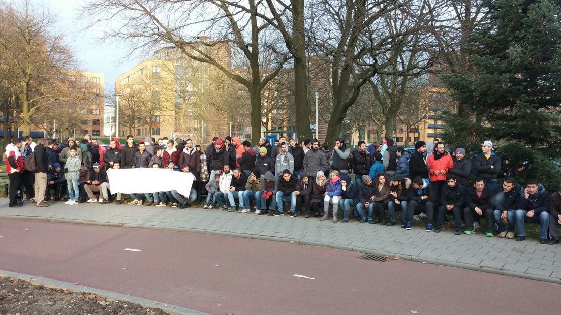 Na het protest van woensdagnacht zijn de vluchtelingen op Heumensoord in Nijmegen opnieuw de straat opgegaan. Sliepen ontevreden mensen eerder buiten, bij de ingang van het opvangkamp, nu trekken ze naar de Radboud Universiteit.