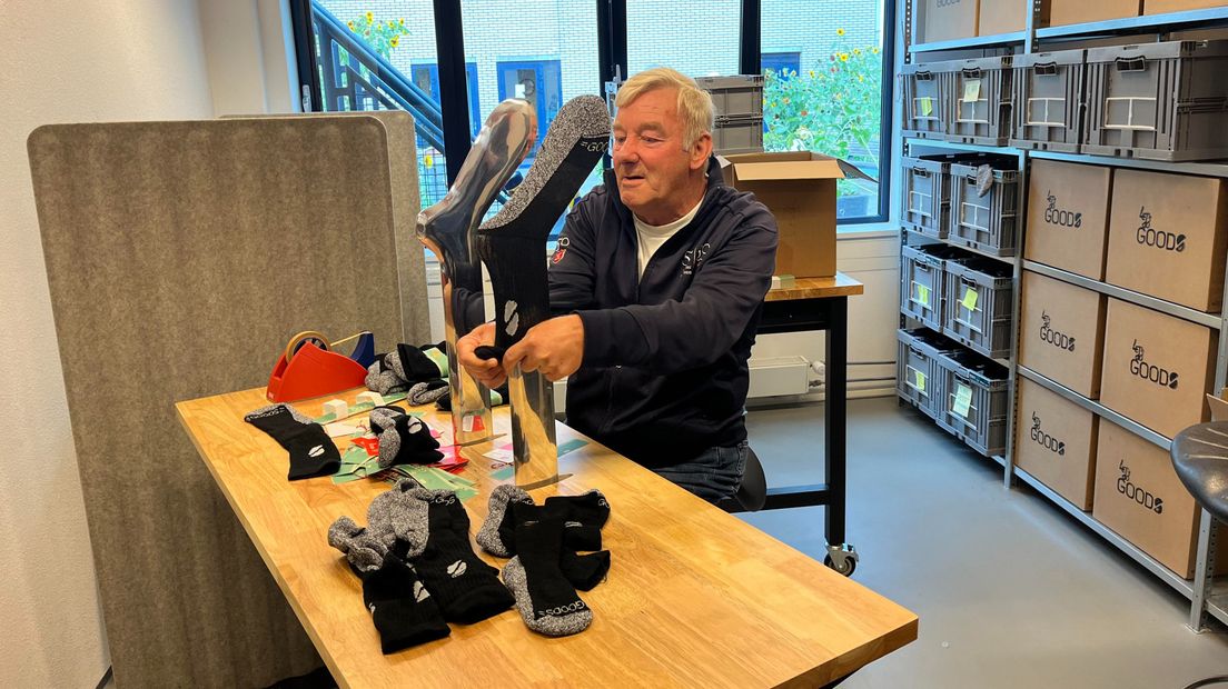 René is de sokken aan het strijken