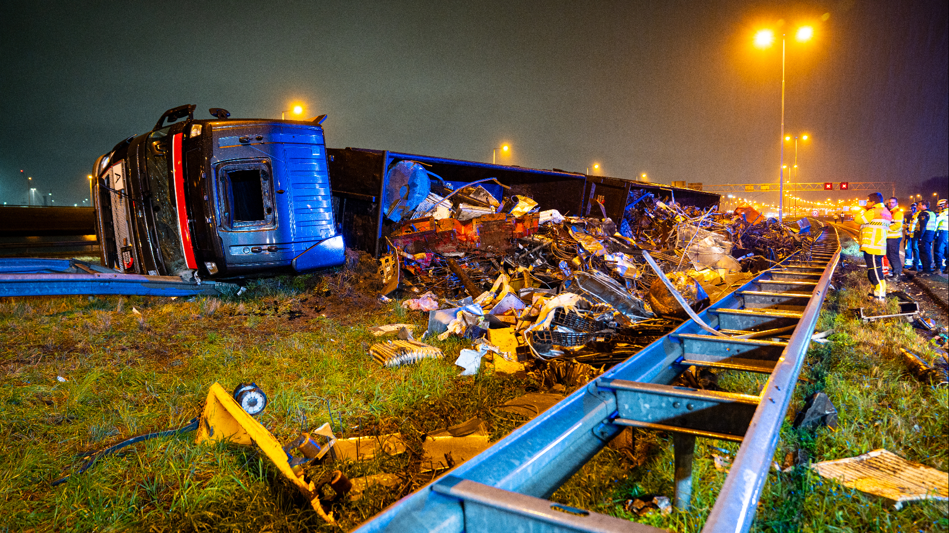 De vrachtwagen zat afgeladen vol met schroot en dat ligt nu bezaaid over de snelweg