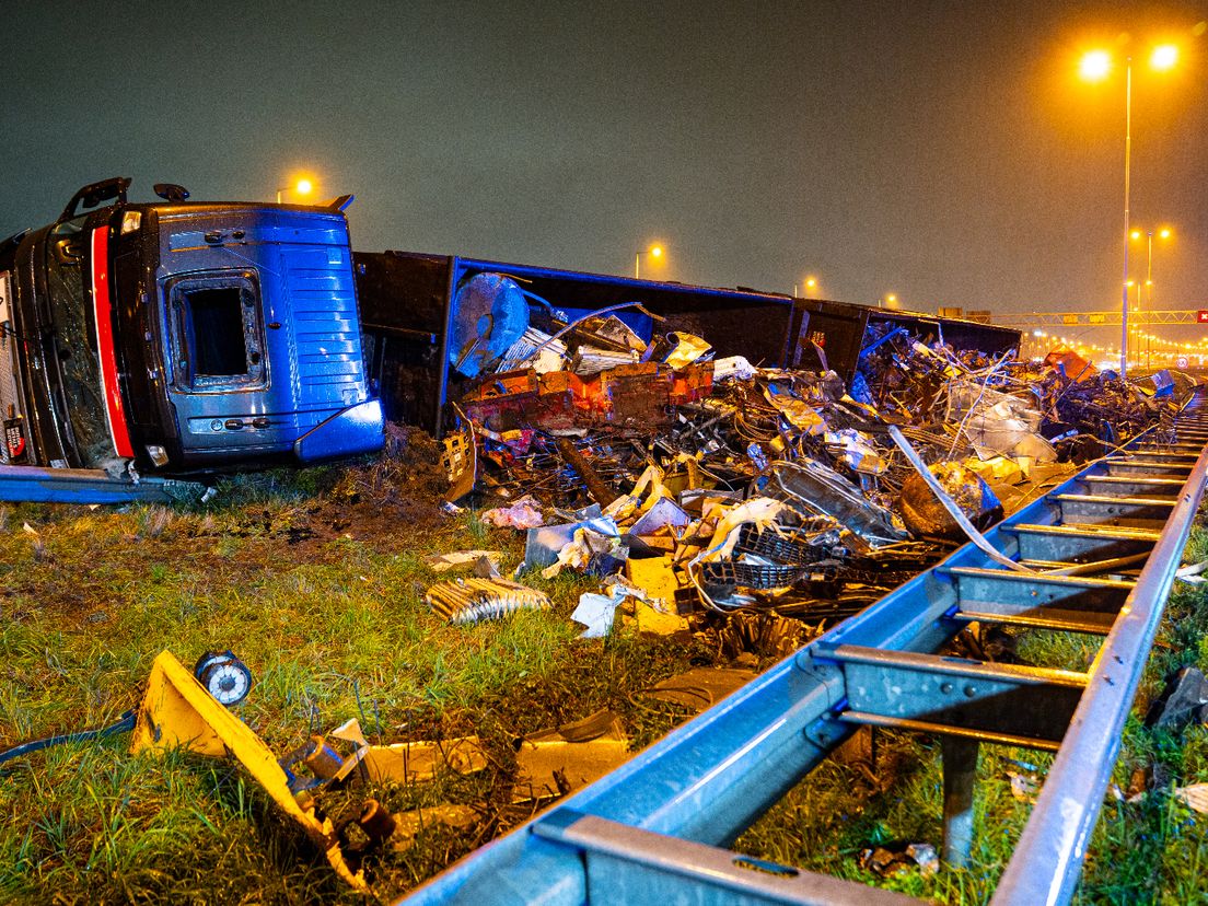 De vrachtwagen zat afgeladen vol met schroot en dat lag bezaaid over de snelweg