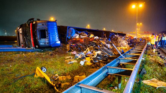 A15 in beide richtingen weer vrij na ongeluk met vrachtwagen vol schroot. A15 in beide richtingen weer vrij na ongeluk met vrachtwagen vol schroot.