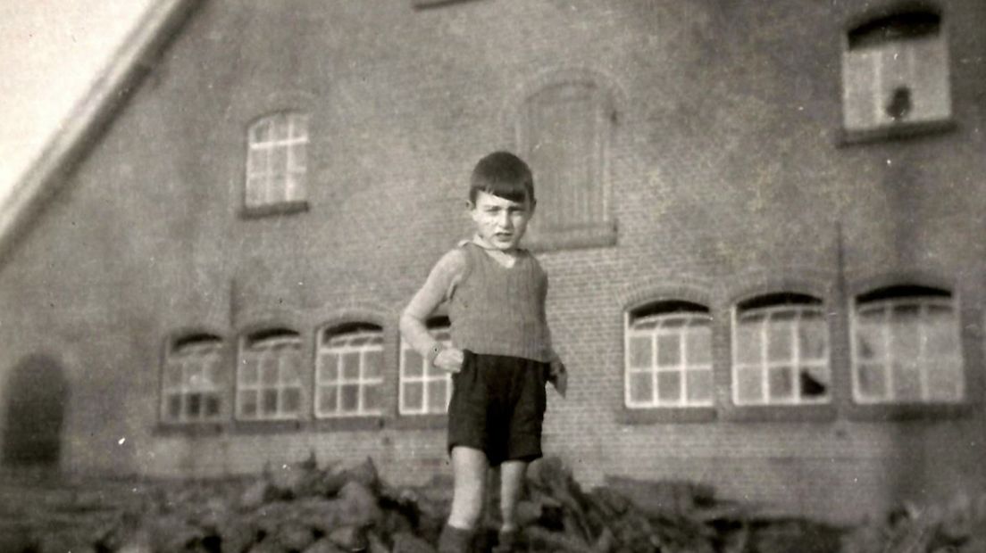Max Nathans als jonge jongen in de Tweede Wereldoorlog.