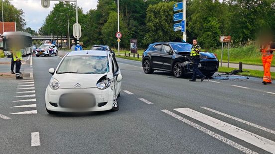 Automobilist rijdt door rood met botsing tot gevolg