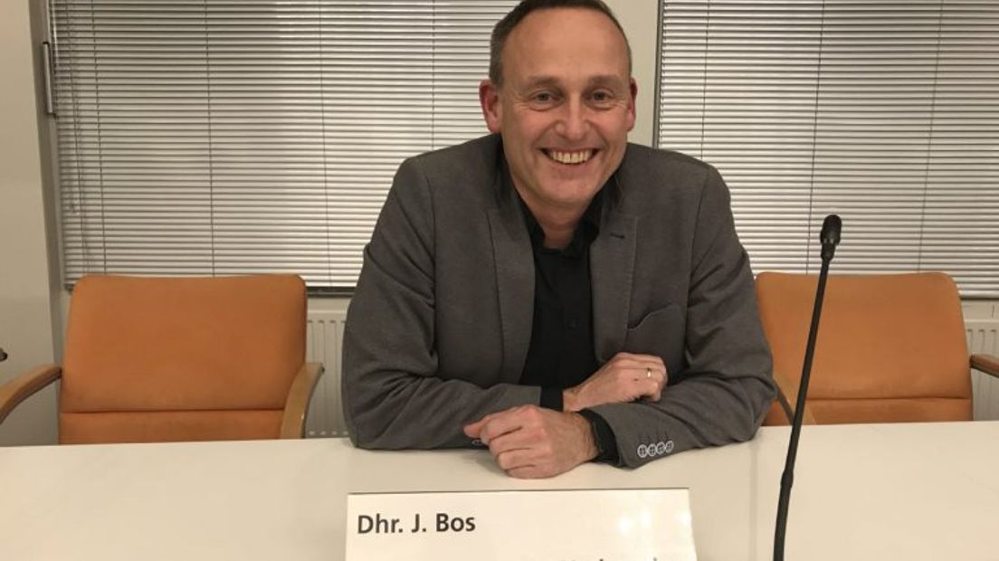 Jan Bos tijdens zijn laatste vergadering eind februari (Rechten: Janet Oortwijn/RTV Drenthe)