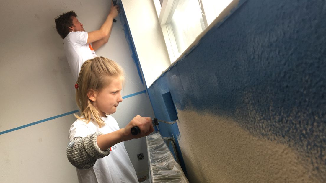 Prins Pieter-Christiaan en dochter prinses Emma aan het werk.