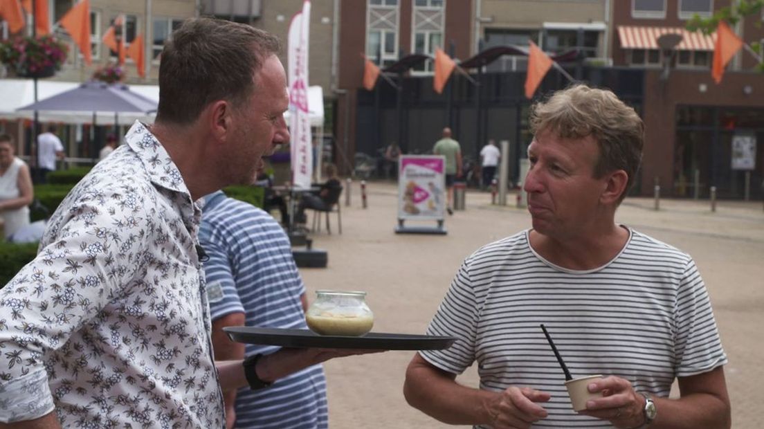 Jochem van Gelder kijkt of mensen het gerecht kennen.