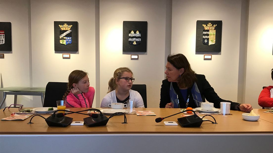 De kinderen mochten langskomen bij burgemeester José van Egmond voor een ontbijt