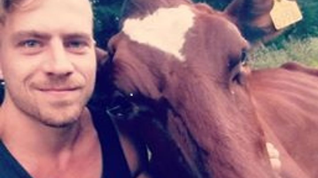 Boer Joris Slagman uit Joppe heeft duizenden reacties gekregen op de ode die hij schreef voor zijn koe Ada. Vanwege de fosfaatmaatregelen van de overheid moest de melkveehouder zijn favoriete koe naar het slachthuis brengen.