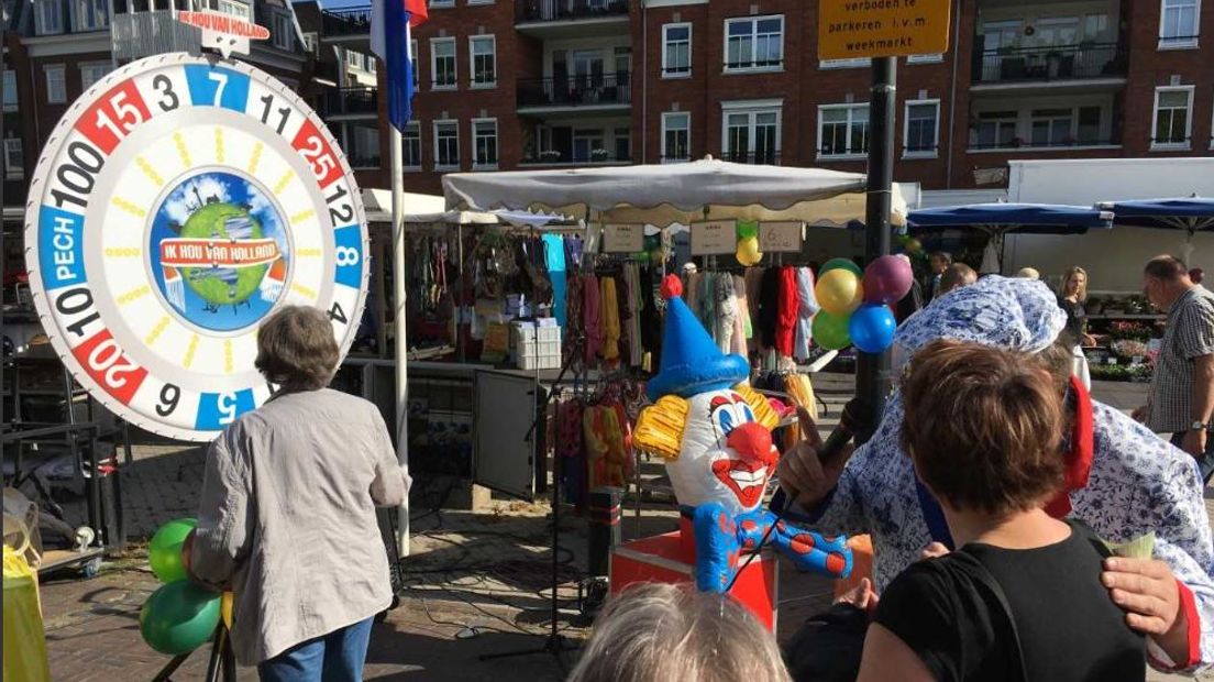 De markt in Groesbeek bestaat 40 jaar en dat wordt deze dinsdag gevierd. Vijf families die al 40 jaar op de Groesbeekse markt staan, worden in het zonnetje gezet. Speciale aandacht gaat daarbij uit naar bloemenverkoper Daan Hoekjan, die er de allereerste keer op 6 juni 1977 bij was en nu nog steeds van de partij is.