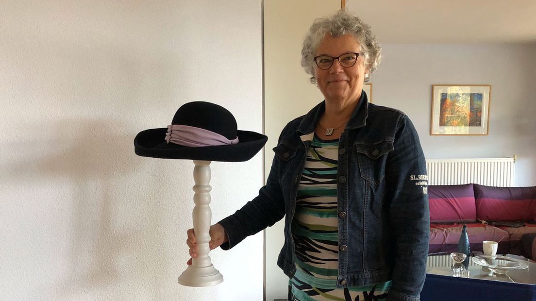 Hetty Krook met de te warme hoed voor Stieneke van der Graaf