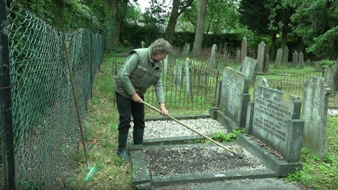 'Hier ligt familie, daar liggen mijn opa en oma', Ale Hartgers is vrijwilliger bij begraafplaats de Pinkel in Rheden. Hij koestert deze plek: 'Er liggen wel 30 graven van mijn familieleden en ik tel dan zo'n 48 personen'.