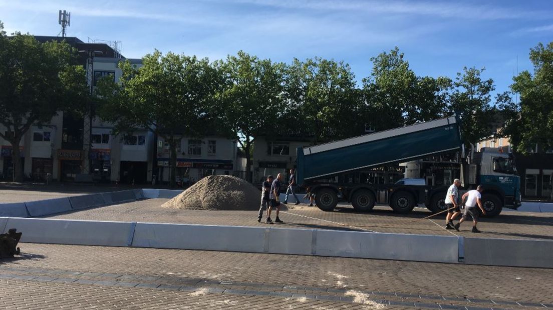 Het Marktplein van Apeldoorn wordt vanaf maandag vol met zand gestort. In totaal zullen er 32 vrachtwagens met zand worden leeggestort. Dinsdag en woensdag wordt het centre court aangelegd.