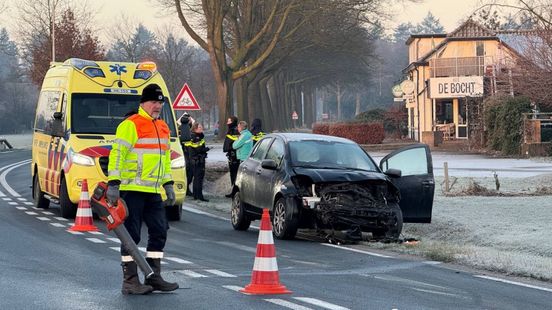 Auto slipt tegen vangrail