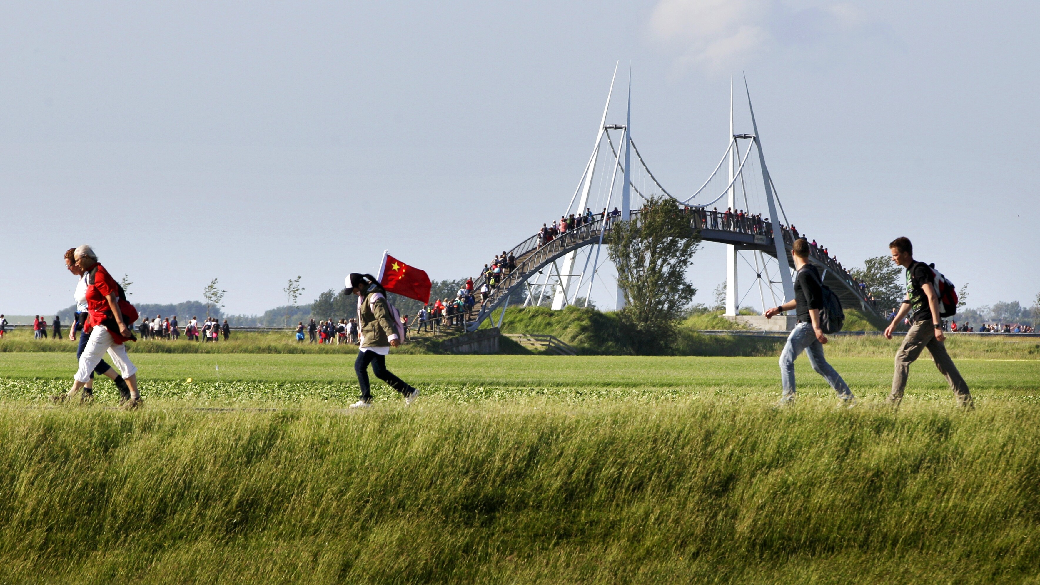 De A31 was er vroeger niet, maar met de Slachtetille bij Herbaijum kunnen wandelaars oversteken