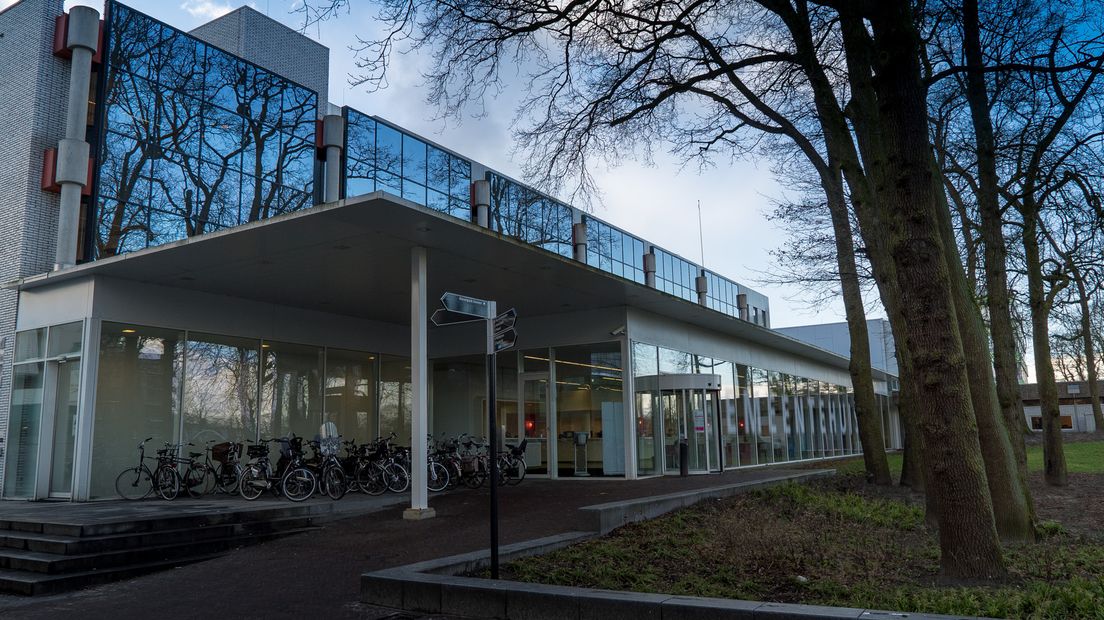 Het gemeentehuis in Emmen (Rechten: archief RTV Drenthe)