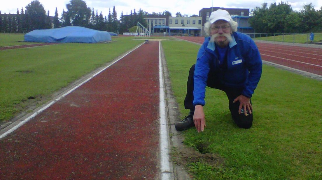 De konijnen graven gaten op de atletiekbaan