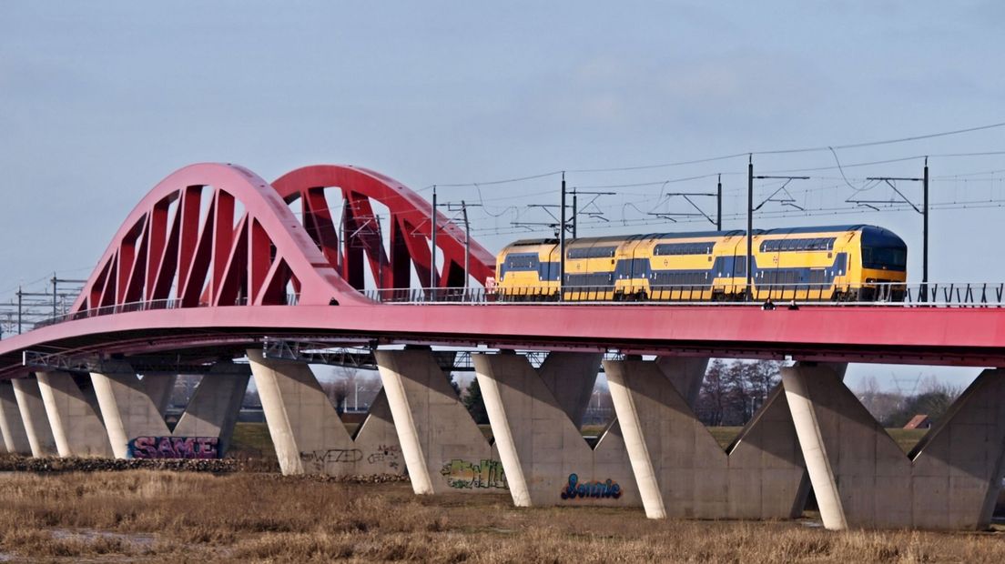 Trein op Hanzeboog in Zwolle