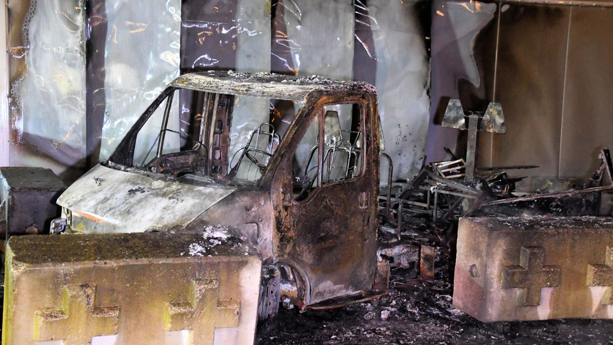 Brand bij autohandelaar Wissenkerke: meerdere auto's en camper zwaar beschadigd