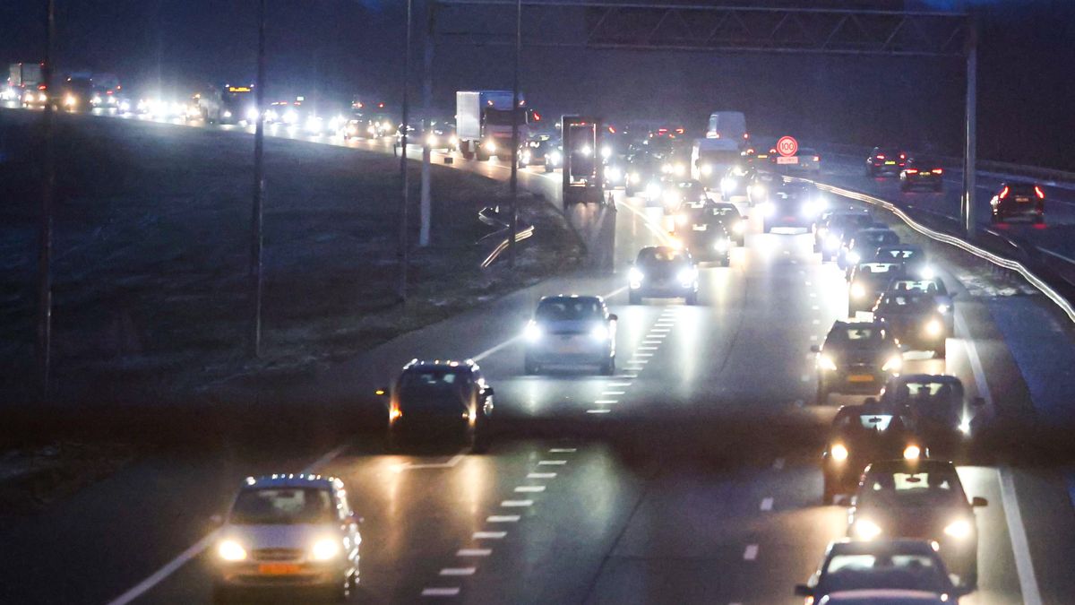 Lange file op A7 bij Drachten door afsluiting na schade aan wegdek