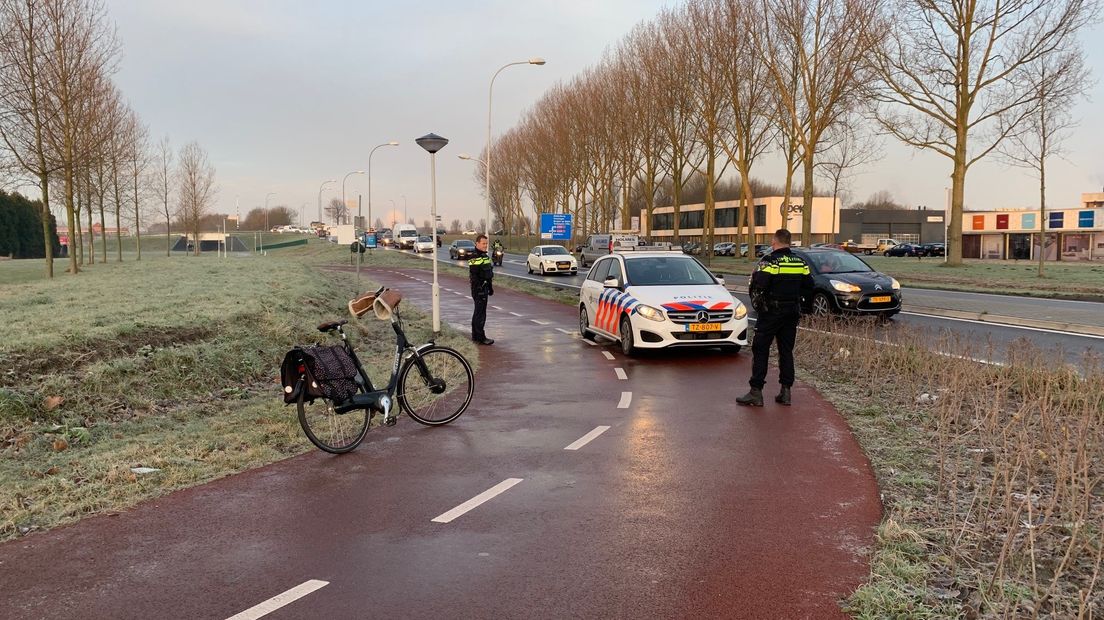 Gladheid in Zeeland: auto's van de weg en fietsers ten val