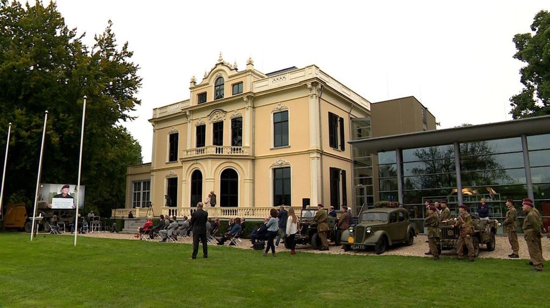 De opening bij het Airborne Museum in Oosterbeek.