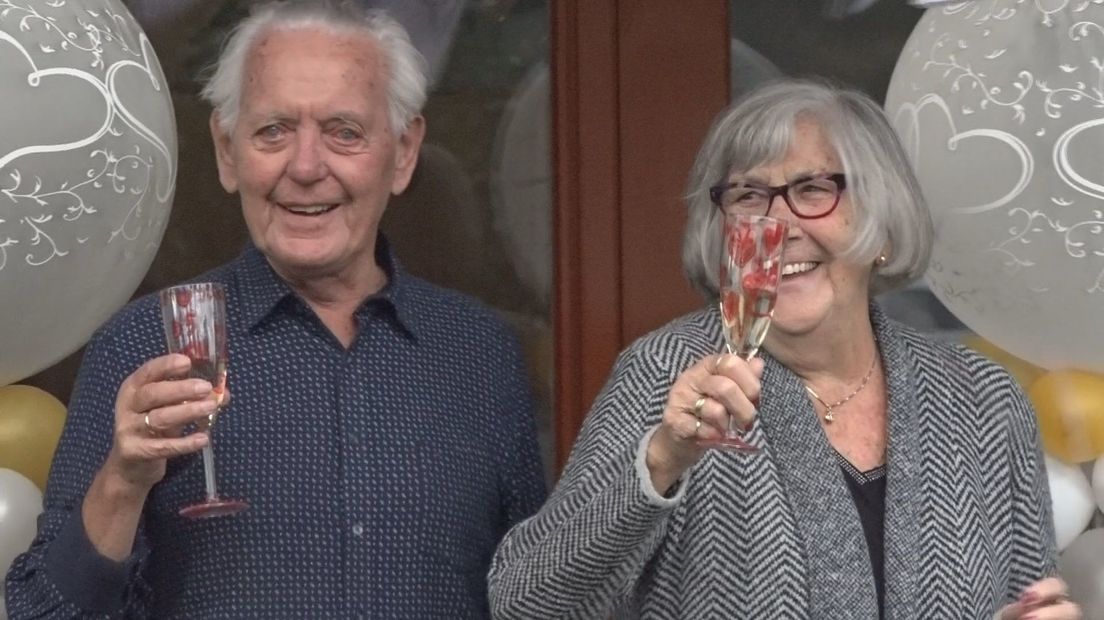 Piet (90) en Janny (86) proosten op hun 65-jarige huwelijk
