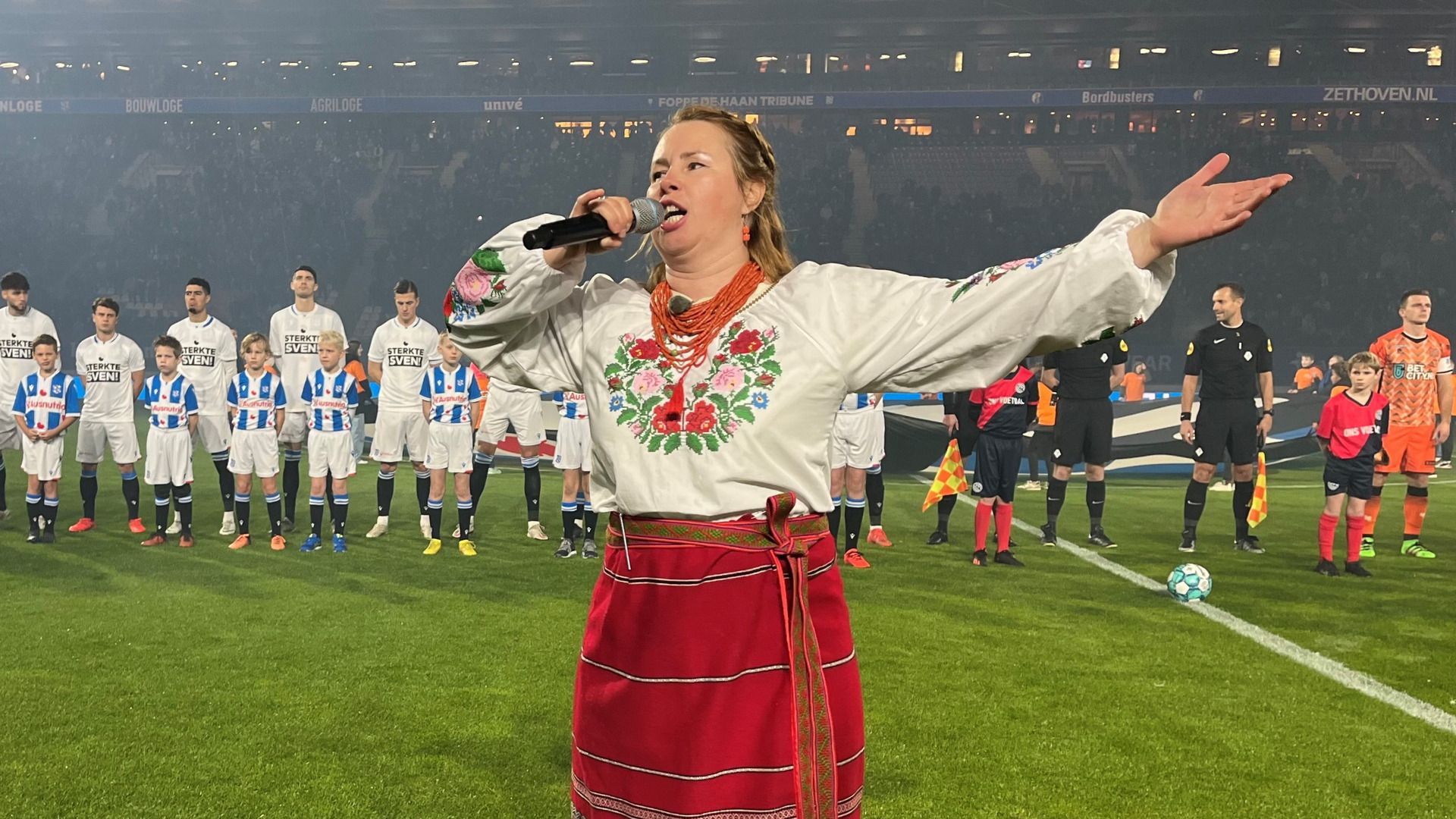 Nataliia Gryshchenko uit Donkerbroek zingt het Fries volkslied