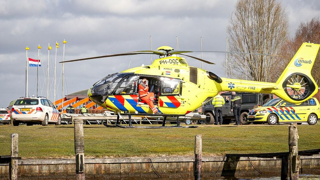 Een traumahelikopter bij het Zuidlaardermeer.