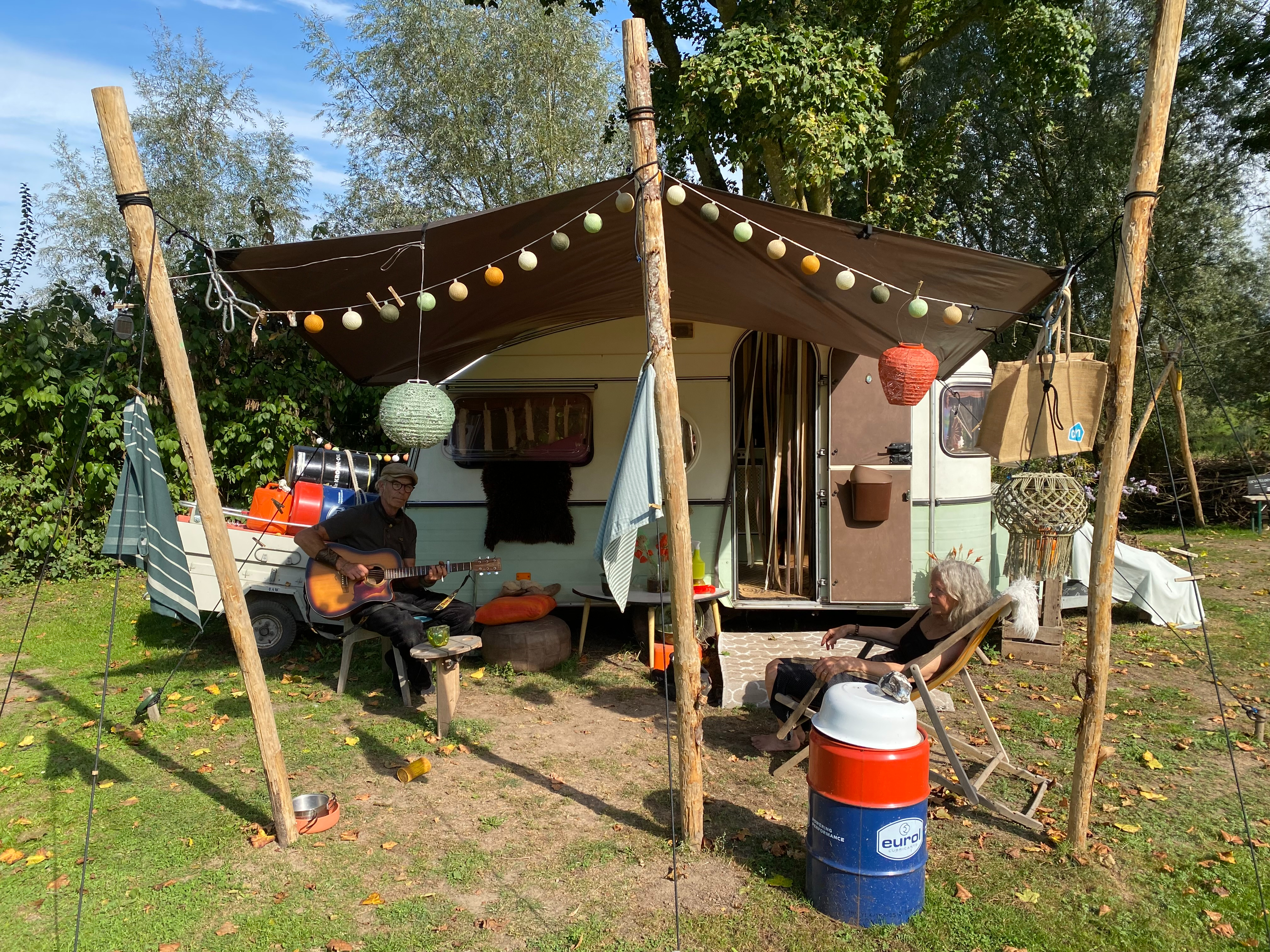 Eilko de Jonge en zijn zus voor de caravan.