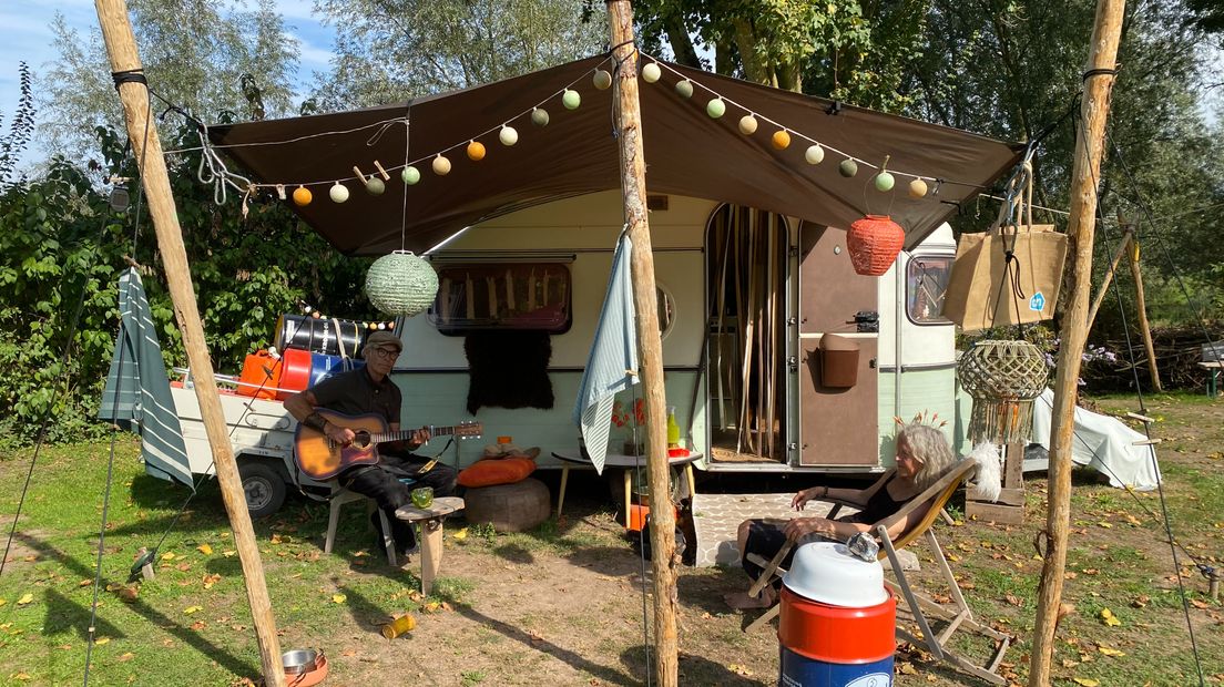 Eilko de Jonge en zijn zus voor de caravan.