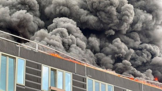 Zwarte rookpluimen boven Maastricht: grote brand in voormalig kantoorpand Nieuws