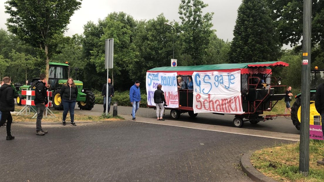 Zo'n 15 trekkers stonden maandagavond voor het gemeentehuis van Elburg. In de raadsvergadering sprak Albert Nagelhoud namens de boeren in over de gevolgen van de stikstofproblematiek. 'We willen een eerlijke verdeling van de lasten, en niet dat wij alles zelf moeten dragen.'