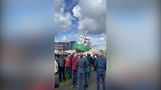 Nieuw schip wordt te water gelaten in Winschoterdiep