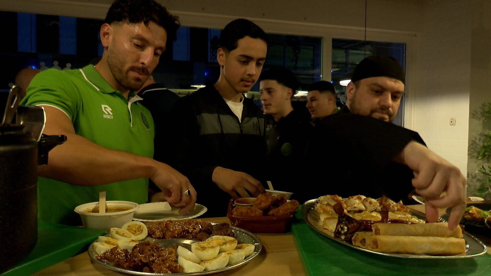 Vasten en sporten gaan samen bij zaalvoetbalvereniging Groene Ster: 'Iftar zorgt voor extra teamgevoel'