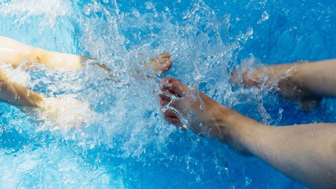 Een 35-jarige man uit Hilversum werd opgepakt voor het betasten van drie meisjes in het zwembad (Rechten: Pixabay.com)