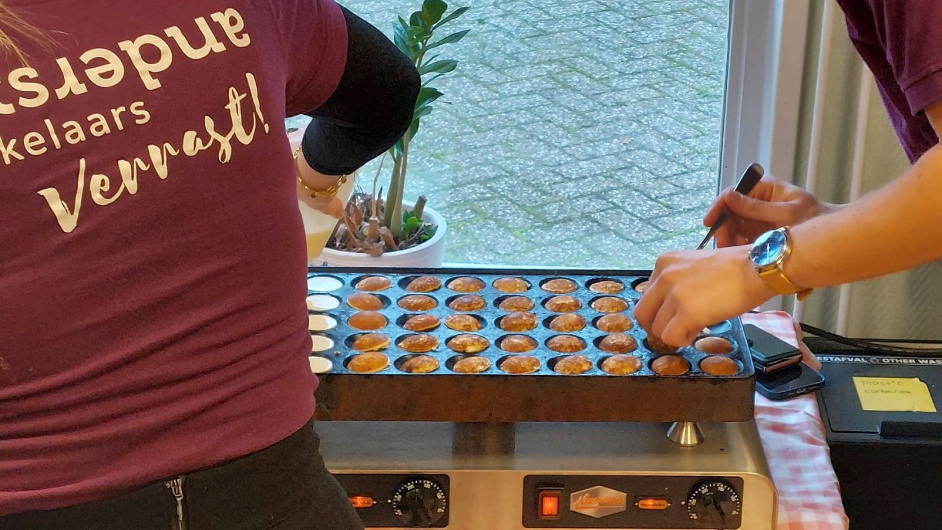 Poffertjes bakken bij Estinea in Dinxperlo.