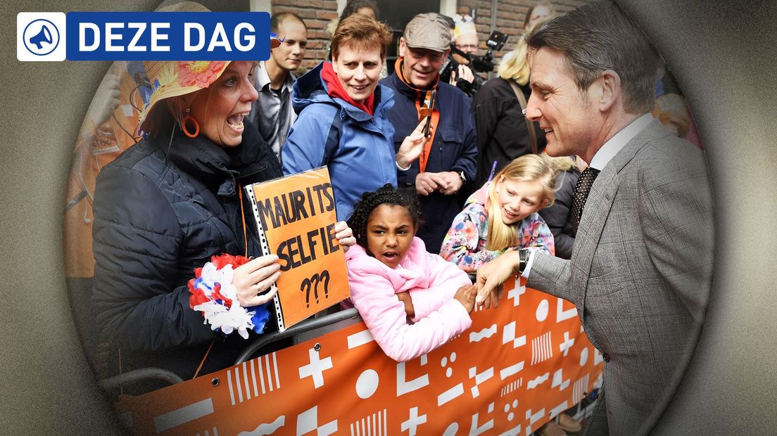 Een Oranje-fan vraagt om een selfie met prins Maurits tijdens Koningsdag