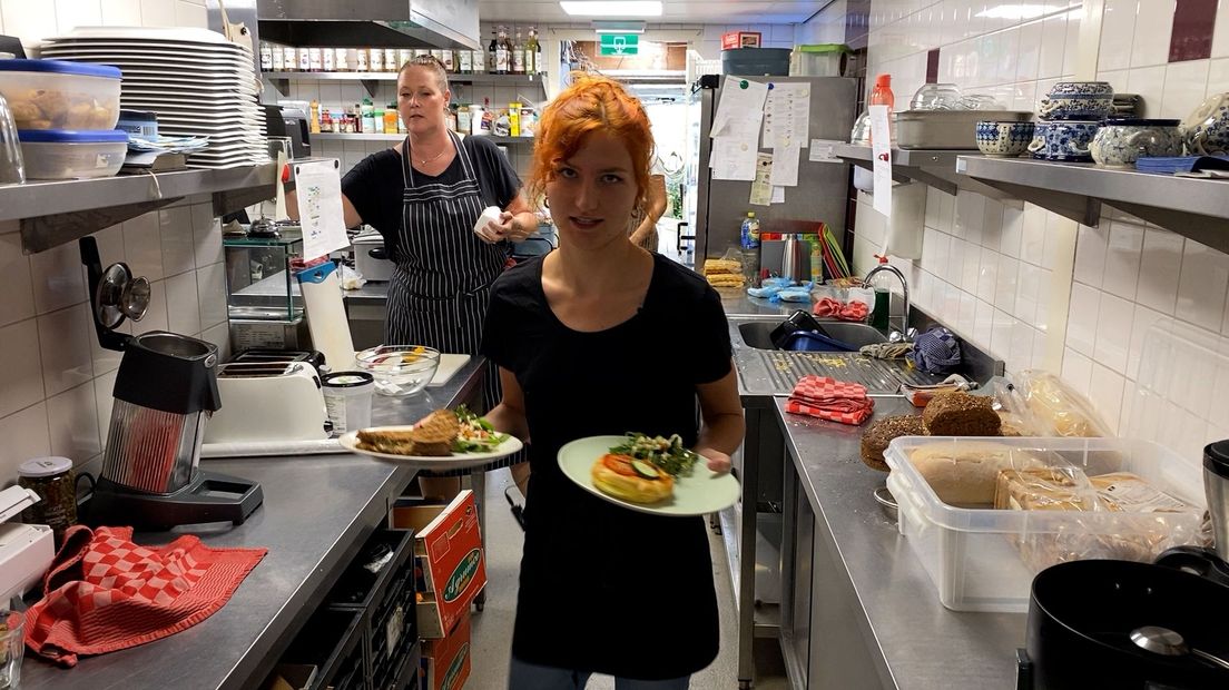 Orysia uit Oekraïne werkt als ober, barvrouw en kok in de theeschenkerij