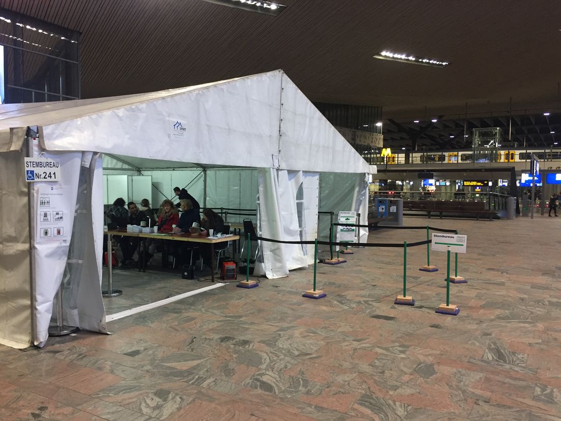 Het stembureau op Rotterdam Centraal opende om 06.30 uur