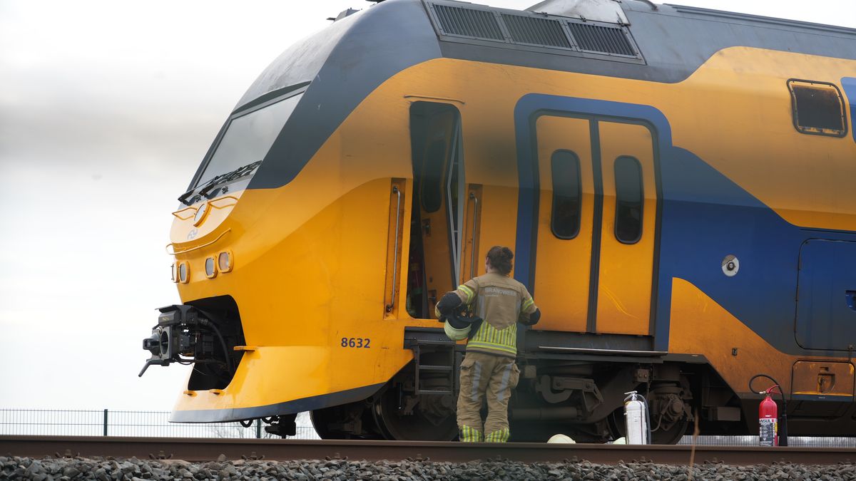 112 Nieuws: Trein bij Zwolle stil na vermoeden van brand | Auto doormidden bij ongeval