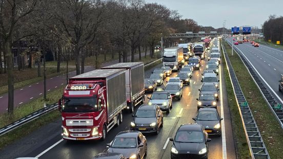 File richting Zwolle door ongeluk, zand en olie op A28. File richting Zwolle door ongeluk, zand en olie op A28.