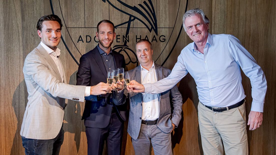 V.l.n.r. Yannick Koevermans (Partnerships ADO Den Haag), Jesper van den Bosch (Commercieel Manager ADO Den Haag), Remco van den Berg (Directeur Hommerson), Edwin Reijntjes (CEO ADO Den Haag)