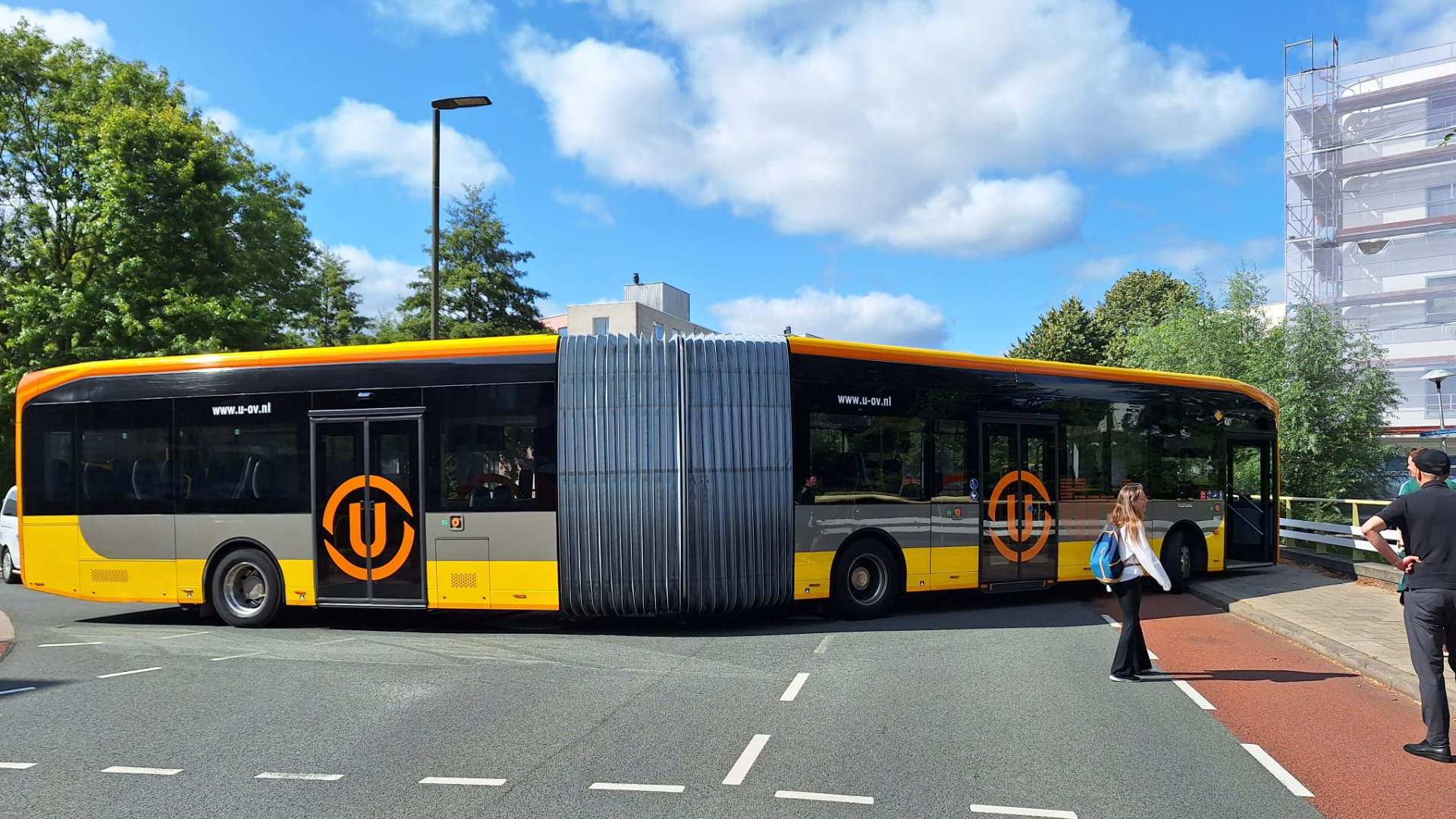 Stadsbus heeft pech in bocht en blokkeert uur lang de weg: 'Enorme file'